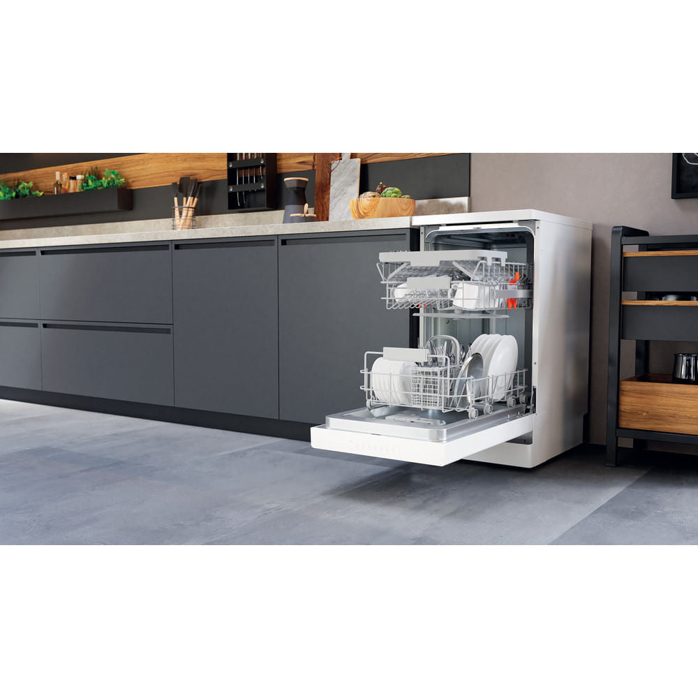Hotpoint Slimline Free Standing Dishwasher - White - 10 Place Setting - E Rated - HSFCIH 4798 FS UK